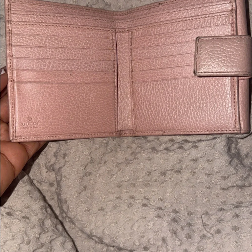 Gucci compact pink